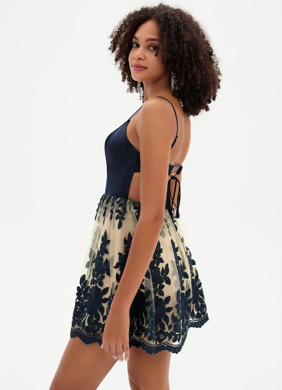 Trapèze col rond mini tulle robe de bal de promo avec broderie - gallery 4